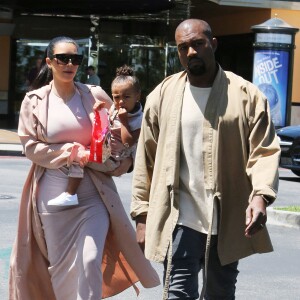 Semi-Exclusif - Kim Kardashian, enceinte, est allée au cinéma avec son mari Kanye West et sa fille North à Calabasas, le 11 juillet 2015
