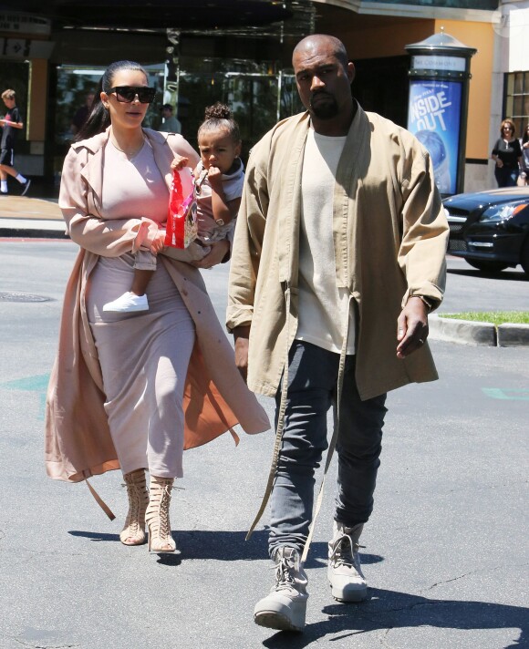 Semi-Exclusif - Kim Kardashian, enceinte, est allée au cinéma avec son mari Kanye West et sa fille North à Calabasas, le 11 juillet 2015