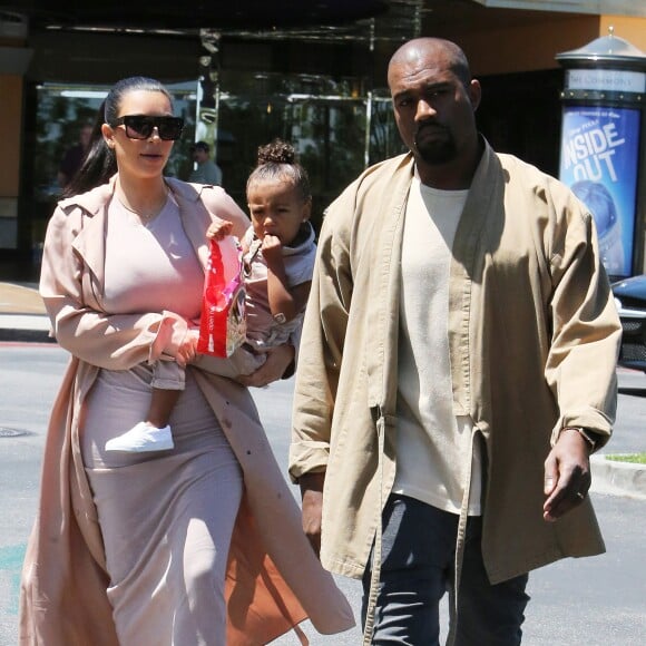 Semi-Exclusif - Kim Kardashian, enceinte, est allée au cinéma avec son mari Kanye West et sa fille North à Calabasas, le 11 juillet 2015