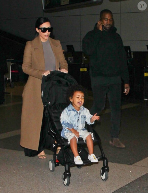 Kim Kardashian arrive avec son mari Kanye West et leur fille North à l'aéroport de LAX à Los Angeles, le 16 avril 2015