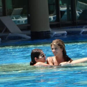 AnnaLynne McCord et ses amies profitent d'un après-midi ensoleillé dans une piscine à Riviera Maya. Mexico, le 16 juillet 2015.