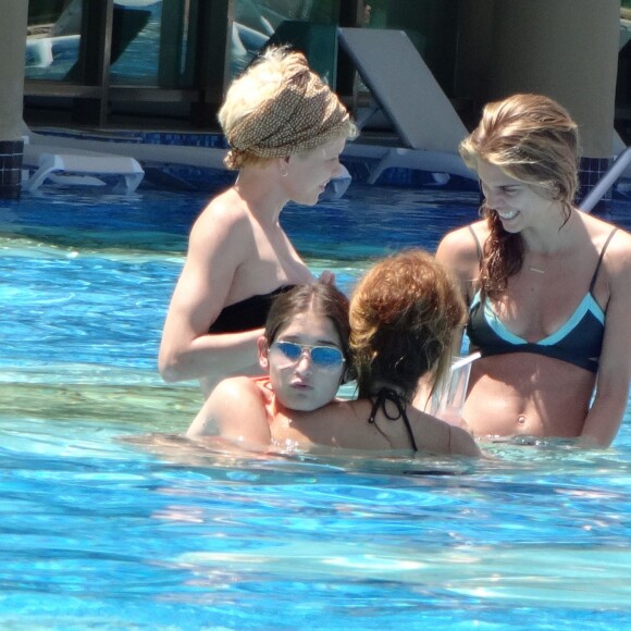 AnnaLynne McCord et ses amies profitent d'un après-midi ensoleillé dans une piscine à Riviera Maya. Mexico, le 16 juillet 2015.