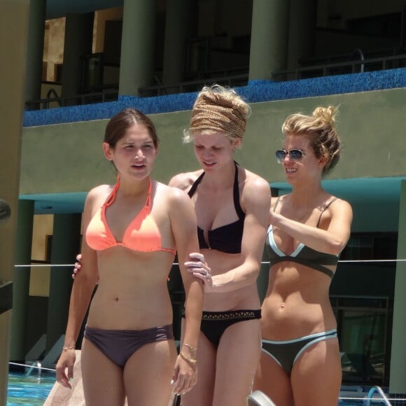 AnnaLynne McCord et ses amies profitent d'un après-midi ensoleillé dans une piscine à Riviera Maya. Mexico, le 16 juillet 2015.