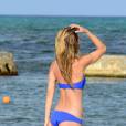 La sexy AnnaLynne McCord, en bikini bleu, se détend sur une plage de Cancún. Le 16 juillet 2015.