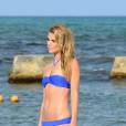 AnnaLynne McCord, sexy en bikini bleu, se détend sur une plage de Cancún. Le 16 juillet 2015.
