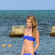 La sexy AnnaLynne McCord, en bikini bleu, se détend sur une plage de Cancún. Le 16 juillet 2015.