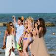 AnnaLynne McCord et ses amis se détendent sur une plage de Cancún. Le 16 juillet 2015.