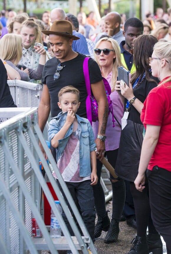 Emma Bunton et Jade Jones avec leur deux enfants à Thorpe Park, à Chertsey (UK) le 17 juillet 2015.
