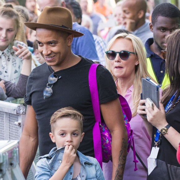 Emma Bunton et Jade Jones avec leur deux enfants à Thorpe Park, à Chertsey (UK) le 17 juillet 2015.