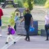 Emma Bunton et son fiancé Jade Jones avec leur deux enfants à Thorpe Park, à Chertsey (UK) vendredi 17 juillet 2015.