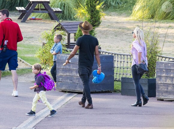 Emma Bunton et son fiancé Jade Jones avec leur deux enfants à Thorpe Park, à Chertsey (UK) vendredi 17 juillet 2015.