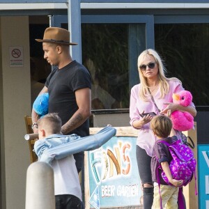 Emma Bunton et Jade Jones avec leur deux enfants à Thorpe Park, à Chertsey (UK) vendredi 17 juillet 2015.