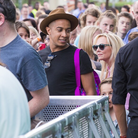 Emma Bunton et son petit ami Jade Jones avec leur deux enfants à Thorpe Park, à Chertsey (UK) le 17 juillet 2015.