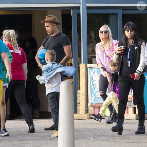 Emma Bunton et son petit ami Jade Jones avec leur deux enfants à Thorpe Park, à Chertsey (UK) le 17 juillet 2015.