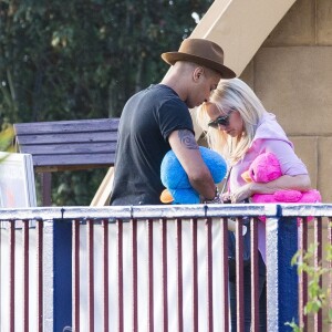 Emma Bunton et son petit ami Jade Jones avec leur deux enfants à Thorpe Park, à Chertsey (UK) le 17 juillet 2015.