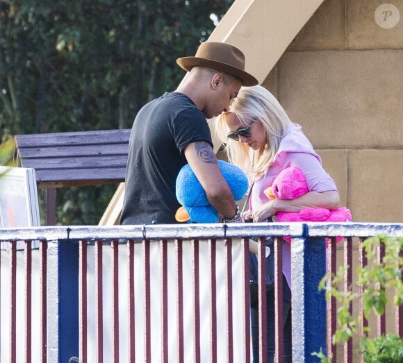Emma Bunton et son petit ami Jade Jones avec leur deux enfants à Thorpe Park, à Chertsey (UK) le 17 juillet 2015.