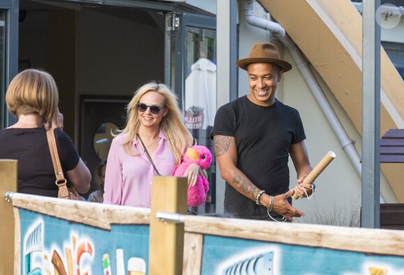 Emma Bunton et son petit ami Jade Jones avec leur deux enfants à Thorpe Park, à Chertsey (UK) le 17 juillet 2015.