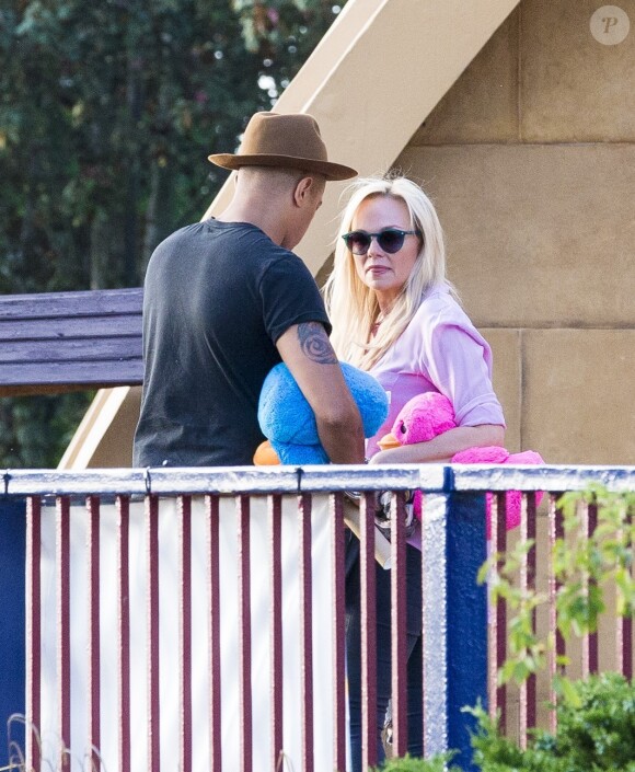 Emma Bunton et son petit ami Jade Jones avec leur deux enfants à Thorpe Park, à Chertsey (UK) le 17 juillet 2015.
