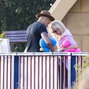 Emma Bunton et son petit ami Jade Jones avec leur deux enfants à Thorpe Park, à Chertsey (UK) le 17 juillet 2015.