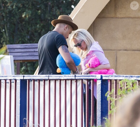 Emma Bunton et son petit ami Jade Jones avec leur deux enfants à Thorpe Park, à Chertsey (UK) le 17 juillet 2015.