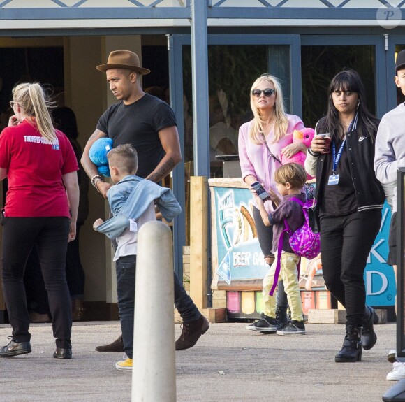 Emma Bunton et son petit ami Jade Jones avec leur deux enfants à Thorpe Park, à Chertsey (UK) le 17 juillet 2015.
