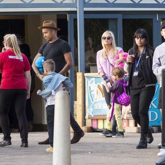 Emma Bunton et son petit ami Jade Jones avec leur deux enfants à Thorpe Park, à Chertsey (UK) le 17 juillet 2015.