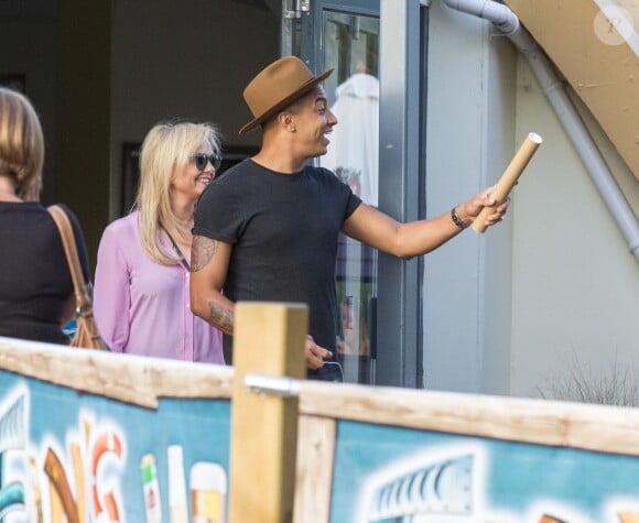 Emma Bunton et son petit ami Jade Jones avec leur deux enfants à Thorpe Park, à Chertsey (UK) le 17 juillet 2015.