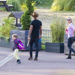 Emma Bunton et son petit ami Jade Jones avec leur deux enfants à Thorpe Park, à Chertsey (UK) le 17 juillet 2015.