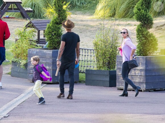 Emma Bunton et son petit ami Jade Jones avec leur deux enfants à Thorpe Park, à Chertsey (UK) le 17 juillet 2015.