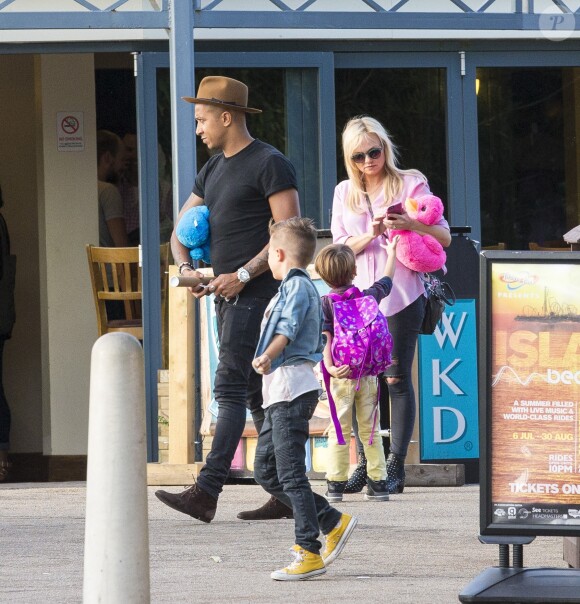 Emma Bunton et son petit ami Jade Jones avec leur deux enfants à Thorpe Park, à Chertsey (UK) le 17 juillet 2015.