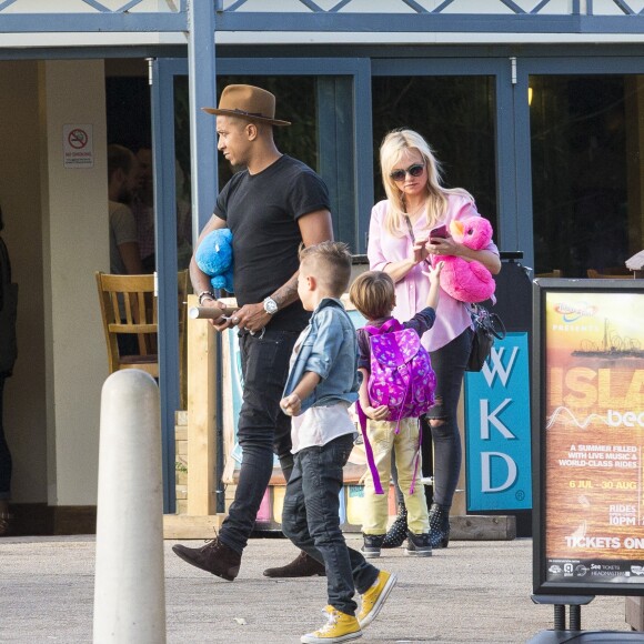 Emma Bunton et son petit ami Jade Jones avec leur deux enfants à Thorpe Park, à Chertsey (UK) le 17 juillet 2015.