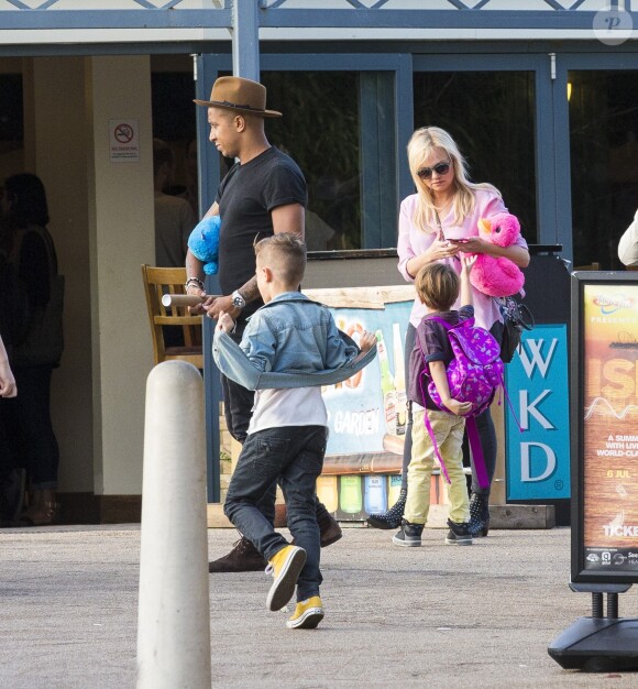 Emma Bunton et son petit ami Jade Jones avec leur deux enfants à Thorpe Park, à Chertsey (UK) le 17 juillet 2015.