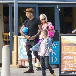 Emma Bunton et son petit ami Jade Jones avec leur deux enfants à Thorpe Park, à Chertsey (UK) le 17 juillet 2015.