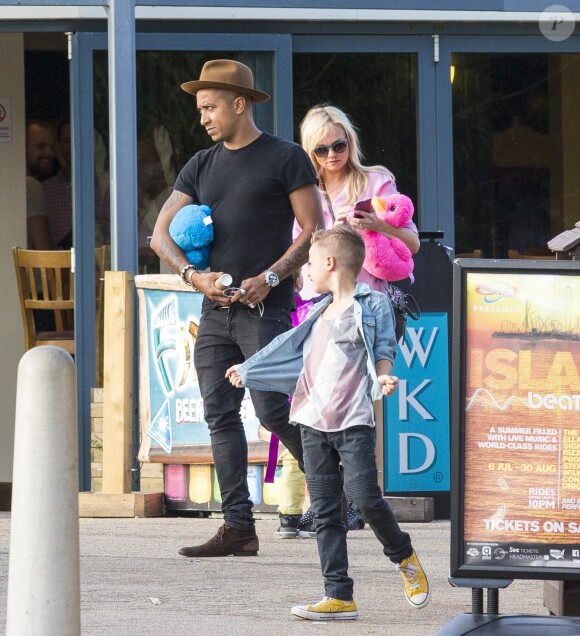 Emma Bunton et son petit ami Jade Jones avec leur deux enfants à Thorpe Park, à Chertsey (UK) le 17 juillet 2015.