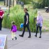 Emma Bunton et son petit ami Jade Jones avec leur deux enfants à Thorpe Park, à Chertsey (UK) le 17 juillet 2015.
