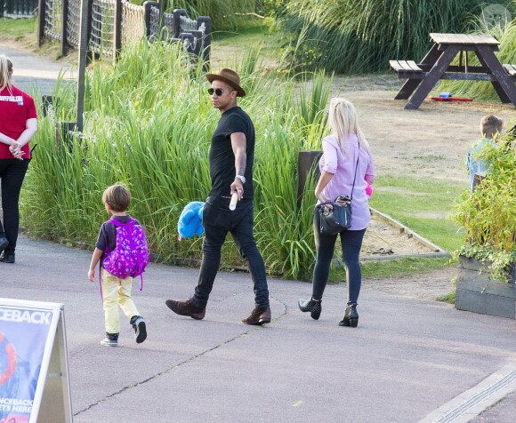 Emma Bunton et son petit ami Jade Jones avec leur deux enfants à Thorpe Park, à Chertsey (UK) le 17 juillet 2015.