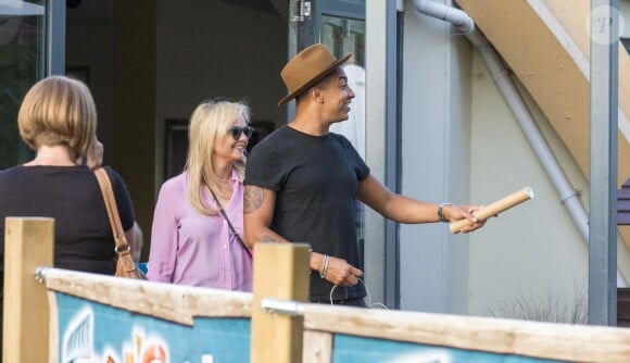Emma Bunton et son petit ami Jade Jones avec leur deux enfants à Thorpe Park, à Chertsey (UK) le 17 juillet 2015.