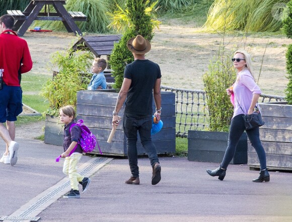 Emma Bunton et son petit ami Jade Jones avec leur deux enfants à Thorpe Park, à Chertsey (UK) le 17 juillet 2015.
