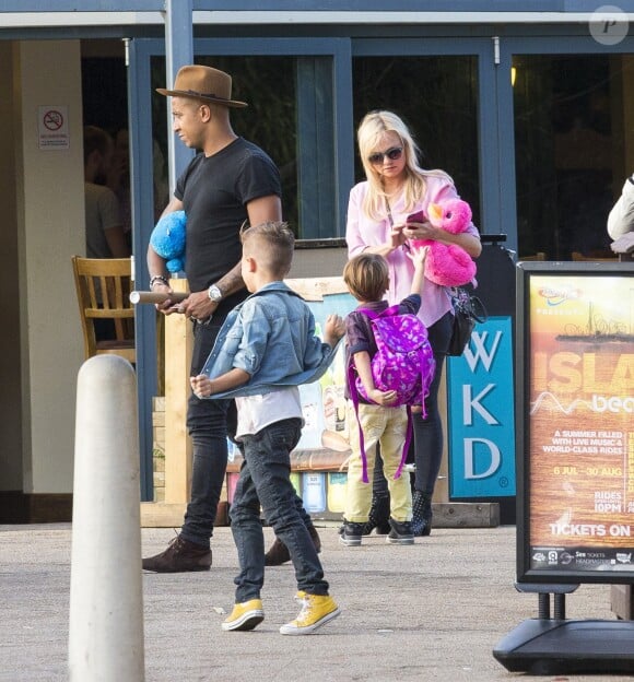 Emma Bunton et son petit ami Jade Jones avec leur deux enfants à Thorpe Park, à Chertsey (UK) vendredi 17 juillet 2015.