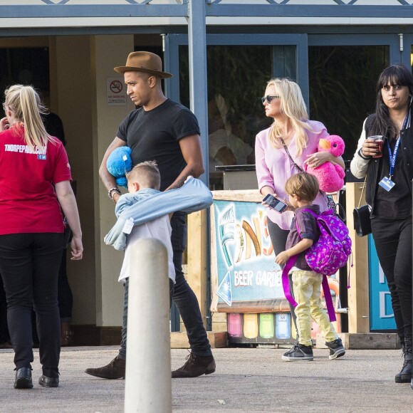 Emma Bunton et son petit ami Jade Jones avec leur deux enfants à Thorpe Park, à Chertsey (UK) le 17 juillet 2015.