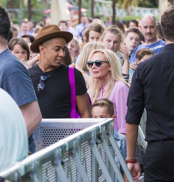 Emma Bunton et son petit ami Jade Jones avec leur deux enfants à Thorpe Park, à Chertsey (UK) le 17 juillet 2015.