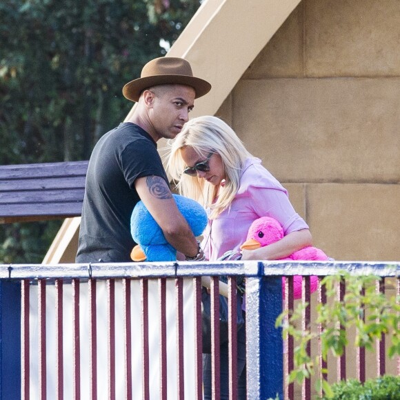 Emma Bunton et son petit ami Jade Jones avec leur deux enfants à Thorpe Park, à Chertsey (UK) le 17 juillet 2015.