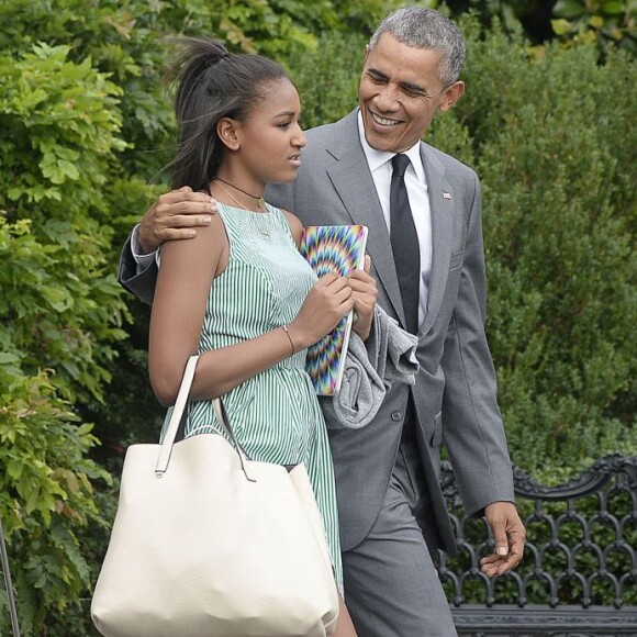 Barack Obama et sa fille Sasha quittent la Maison Blanche à Washington, le 17 juillet 2015.