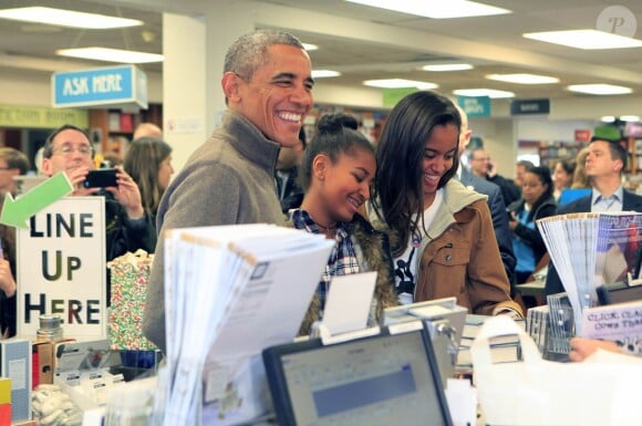 Le président Barack Obama et ses filles Sasha et Malia à Washington, le 29 novembre 2014.