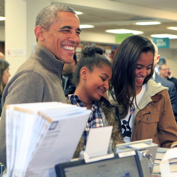 Le président Barack Obama et ses filles Sasha et Malia à Washington, le 29 novembre 2014.