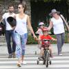 Alessandra Ambrosio, son fiancé Jamie Mazur et leurs enfants Anja et Noah à vélo, se baladent dans le quartier de Brentwood. Los Angeles, le 18 juillet 2015.