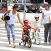 Alessandra Ambrosio et ses deux enfants Anja et Noah à vélo, se baladent dans le quartier de Brentwood. Los Angeles, le 18 juillet 2015.