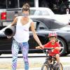 Alessandra Ambrosio et ses enfants Noah et Anja se baladent dans le quartier de Brentwood. Los Angeles, le 18 juillet 2015.