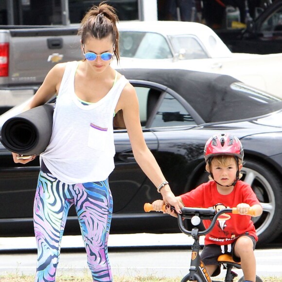 Alessandra Ambrosio et ses enfants Noah et Anja se baladent dans le quartier de Brentwood. Los Angeles, le 18 juillet 2015.