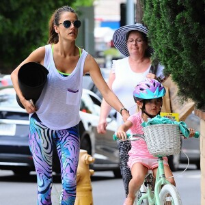 Alessandra Ambrosio, son fiancé Jamie Mazur et leurs enfants Anja et Noah à vélo, se baladent dans le quartier de Brentwood. Los Angeles, le 18 juillet 2015.